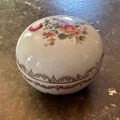 Floral powder box