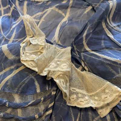 Lace frill: Frill detaching from collar.