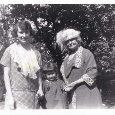 Spring 1924. The garden at 1440 29th Ave. Marion, Nancy, Emma (front of picture).