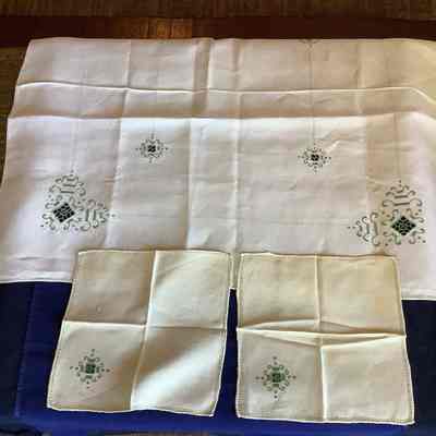 Green embroidered tablecloth set