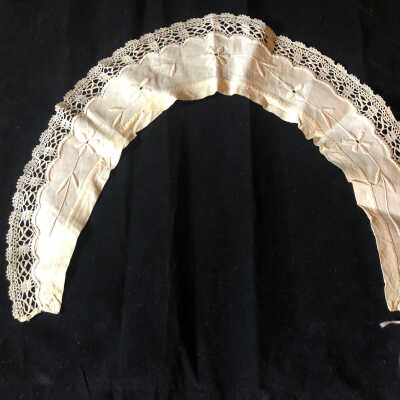 Collar. Embroidered linen with lace trim