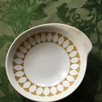 Dish with gold pattern