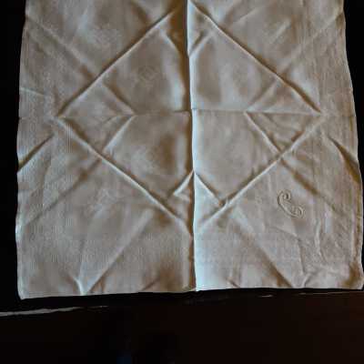 Set of embroidered dinner napkins with "C" monogram