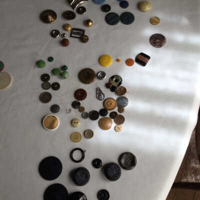 Assorted buttons