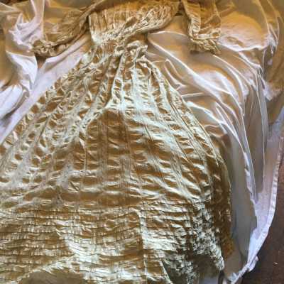 Dress with lace ribbons. Off white