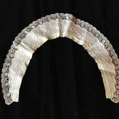 Embroidered collar with lace trim