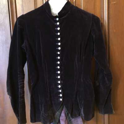 Jacket purple velvet. Mother of pearl buttons. 