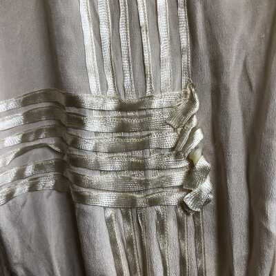 Back ribbon detail