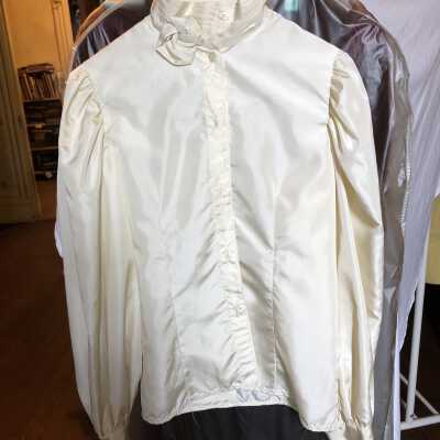 Blouse off white for volunteers 