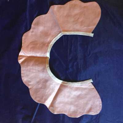 Reversible scalloped linen collar