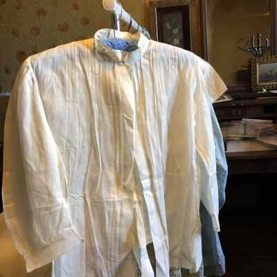Blouse tucks embroidered color. Attached belt