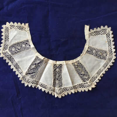 Ivory linen collar, hexagonal-shaped, with lace insertions and lace edge