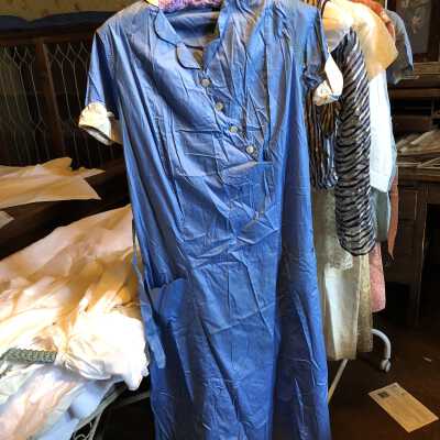 Dress maid 4 white buttons