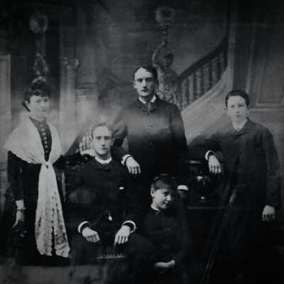 Emma Bray with Siblings