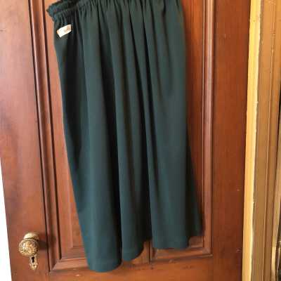 Skirt green polyester. Elastic waistband