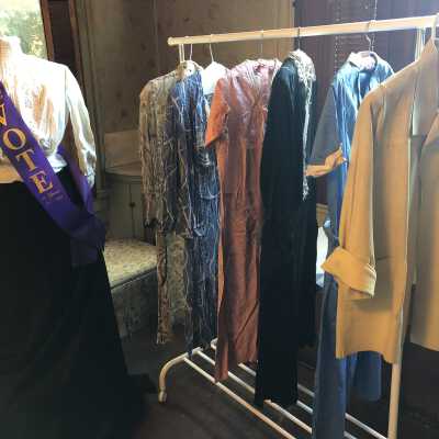 Girls room clothing rack 1