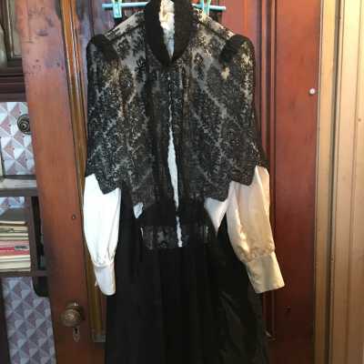 Black lace capelet 