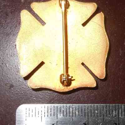 Walton E. & H. Co. 25 Year Lapel Pin, back: The image shows a gold brooch with a geometric design and a ruler for scale.