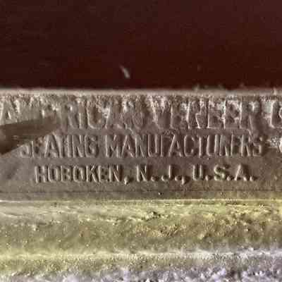 Manufacturer's tag: The manufacturer's tag is located on the face of the bench.