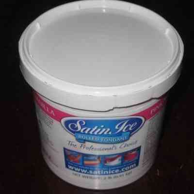 Baby Pink Rolled Fondant Vanilla 2 lb Container