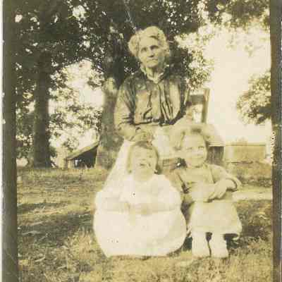 Annie Elizabeth Redd Fontaine with Children