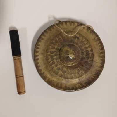 Stone Memorial with Việt Pronouns Interactive: Gong and Mallet