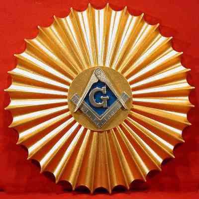 Plaque: Gold sun burst with Square & Compasses