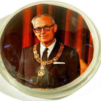 kPaperweight: D. E. Kretzinger, dated 1967-1968