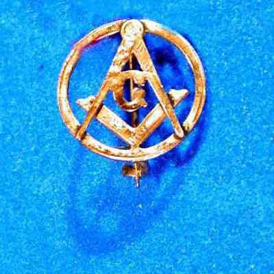 Pin, Fraternal: Gold Square and Compasses with gold colored circle around outside