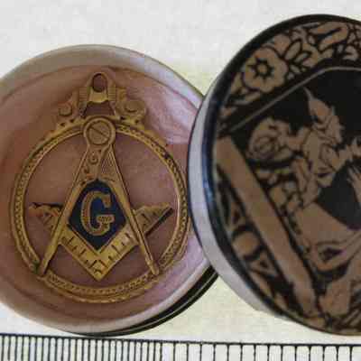 Coin, Commemorative: Pocket coin celebrating the nations Bicentenial. 1 1/4" diam. antique bronze