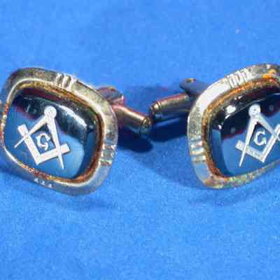 Link, Cuff: Pair of cuff links with Square and Compasses. Silver color, large