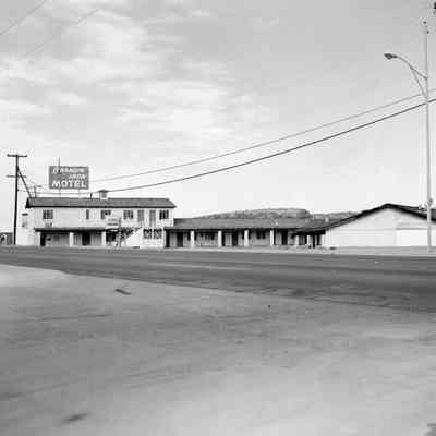 Front view of Brandin' Iron Motel.