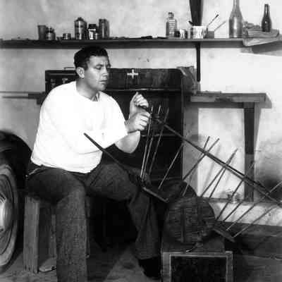 Andy Devine building a wagon