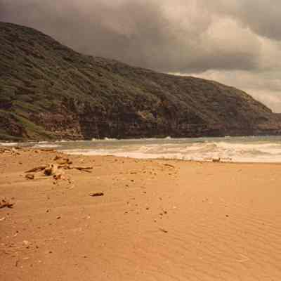 Kanapou Beach with cliffs in background