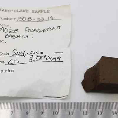 Adze fragment with artifact slip and ruler: Origsize: 3.89 cm (l); Origformat: Artifact; Resolution: 200 dpi