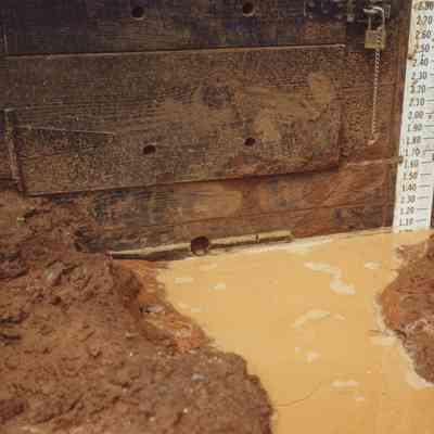 Water gage measuring stream