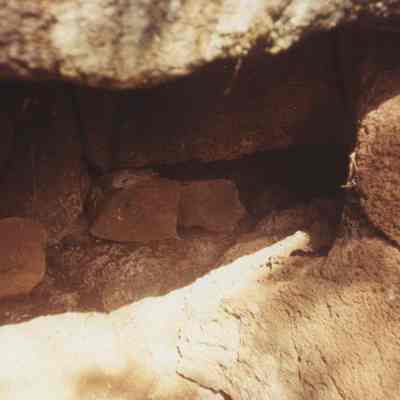 Natural cubby hole at Kuheia