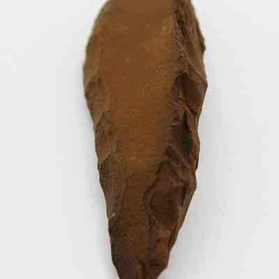 Lengthwise view of basalt awl (kui houhou, kui iwi): The image shows a stone awl (kui houhou, kui iwi) with a tapered shape and sharp edges, likely used for cutting or scraping purposes in ancient times.