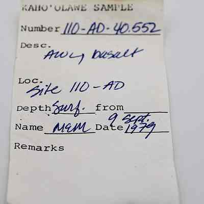 Artifact slip for basalt awl (kui houhou, kui iwi): This is an image of a handwritten label titled "Kaho'olawe Sample" with the sample number 110-AD-40.652, basalt awl (kui houhou, kui iwi).