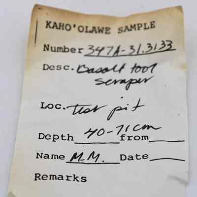 Artifact slip for basalt scraper: The image shows a sample tag labeled "Kaho'olawe Sample" with the number 347A-31, describing a basalt tool scraper.