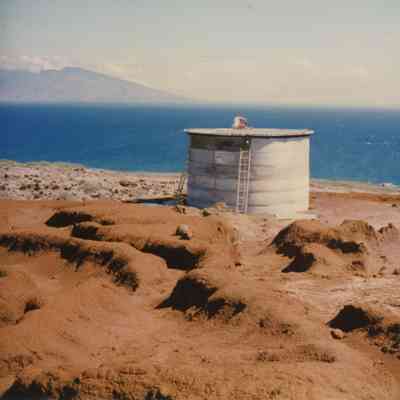 Water tank on hardpan