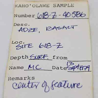 Artifact slip for basalt adze (ko'i): This image shows a sample label from Kahoʻolawe, describing an adze made of basalt from site 618-Z on the surface, dated 13 Sept 1979.