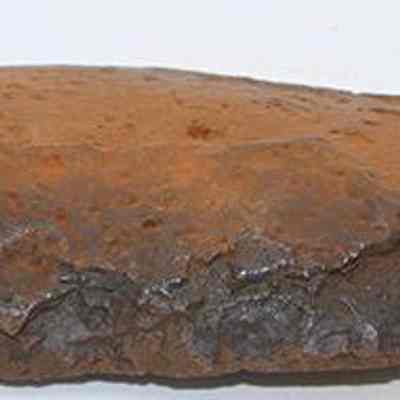 Profile of basalt knife (pahi): The image shows a weathered, uneven rock, resembling raw material before being crafted into a knife blade (pahi).
