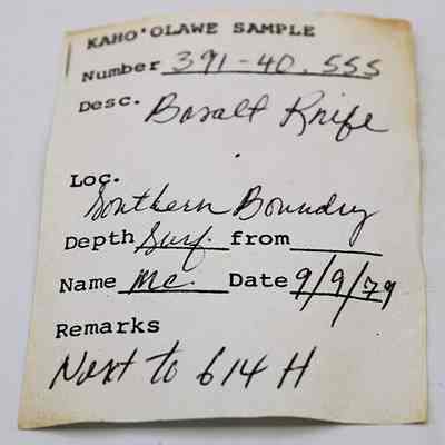 Artifact slip for basalt knife (pahi): The artifact slip details a basalt knife found at the southern boundary, described as number 391-40-555, dated 9/9/79.
