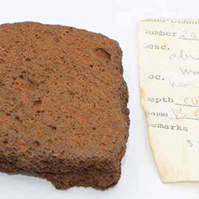 Lava abrader with artifact slip: Origsize: 9 cm (L); Origformat: Artifact; Resolution: 200 dpi