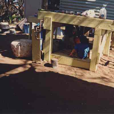 Keiki (children) under a work table