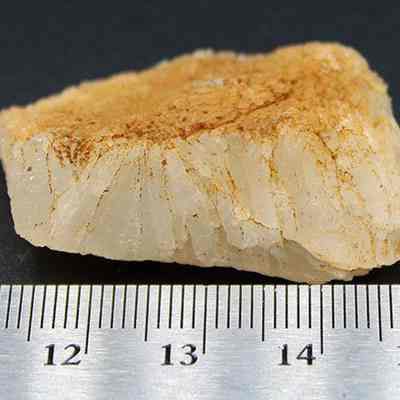 Profile of quartz/quartzite: Origsize: 3.5 cm (l) x 1.75 cm; Origformat: Artifact; Resolution: 200 dpi
