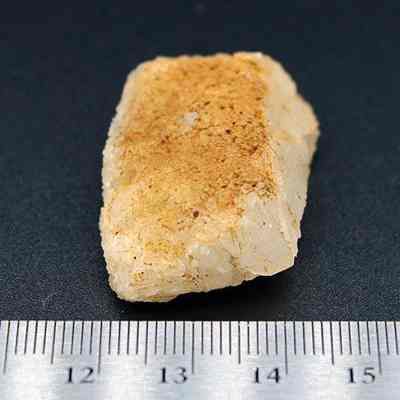 Top view of quartz/quartzite: Origsize: 3.5 cm (l) x 1.75 cm; Origformat: Artifact; Resolution: 200 dpi