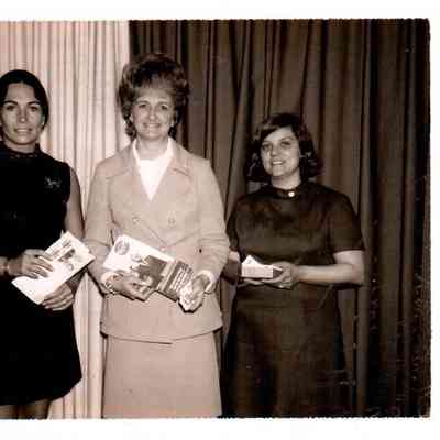 Kentucky's First Lady Visits Harrodsburg