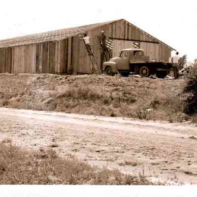 Building a new barn (1963)